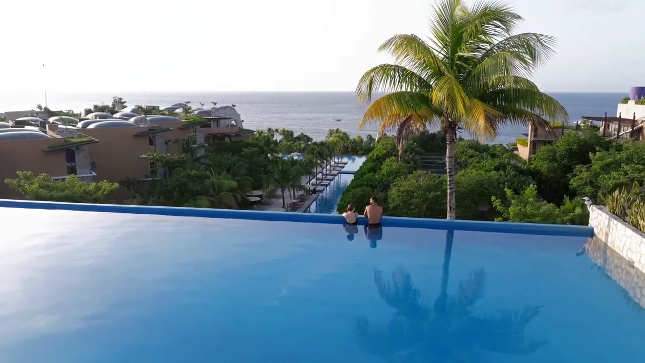 Piscina rooftop do Hotel Xcaret Arte